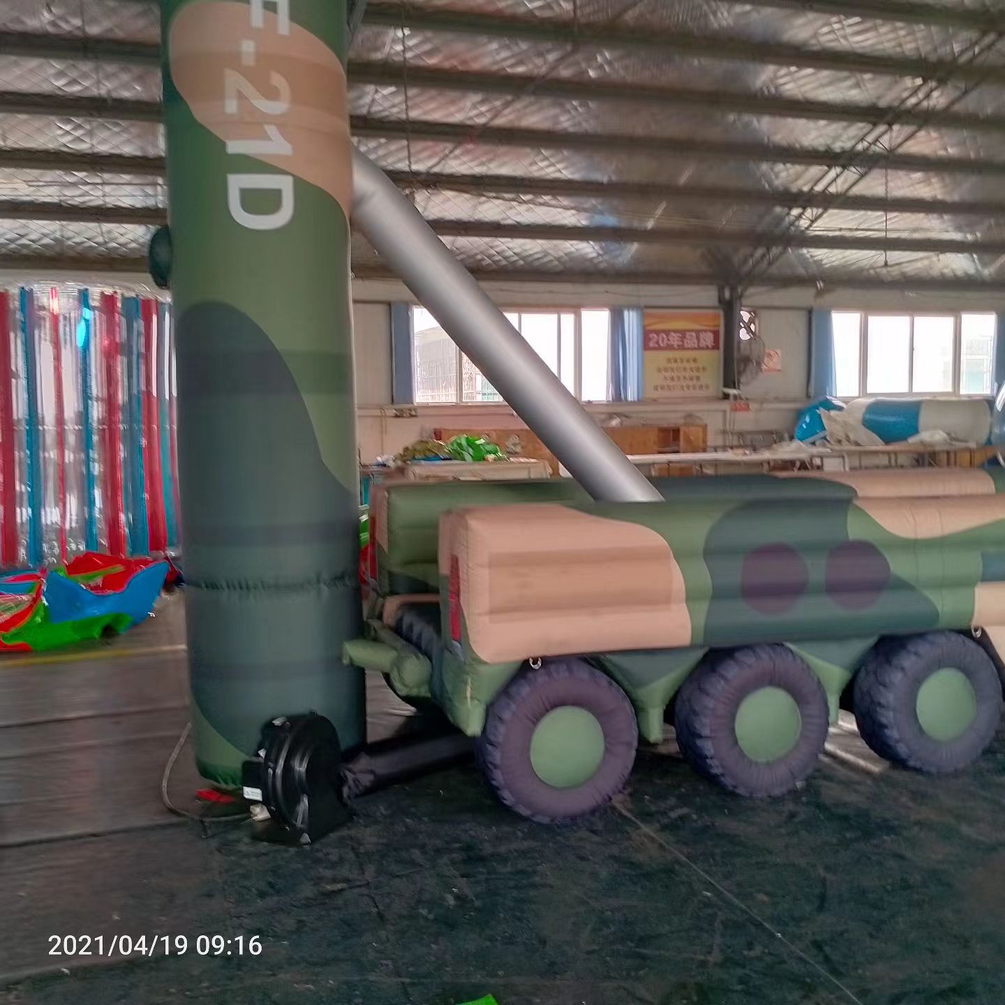 莱州军事演习中的充气目标车辆：模拟发射车雷达车坦克飞机